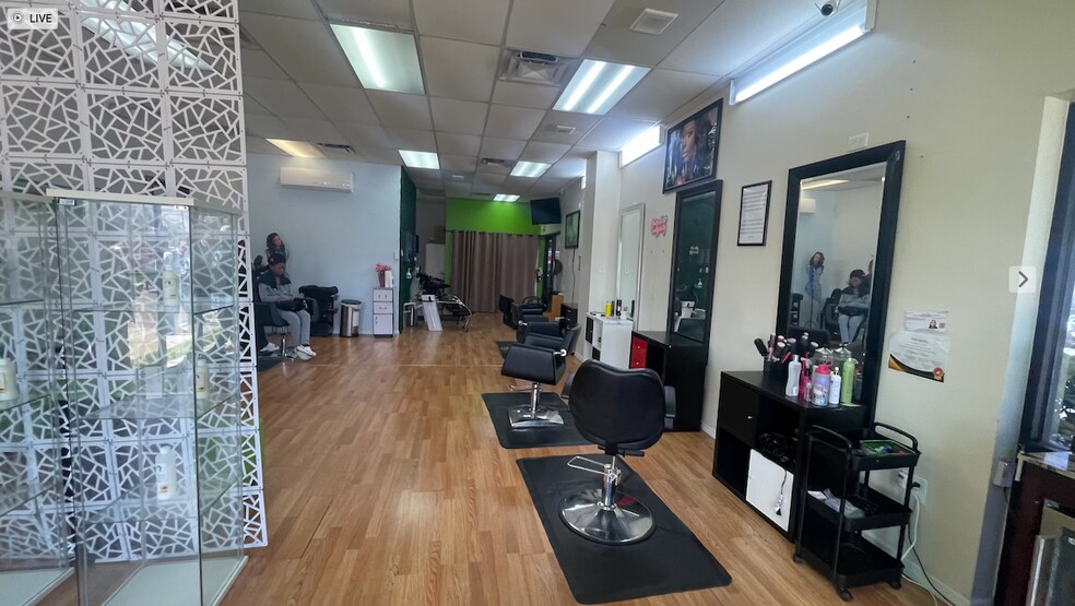 More Photos Of 1720 N Goldenrod Rd, Orlando Showroom For Lease