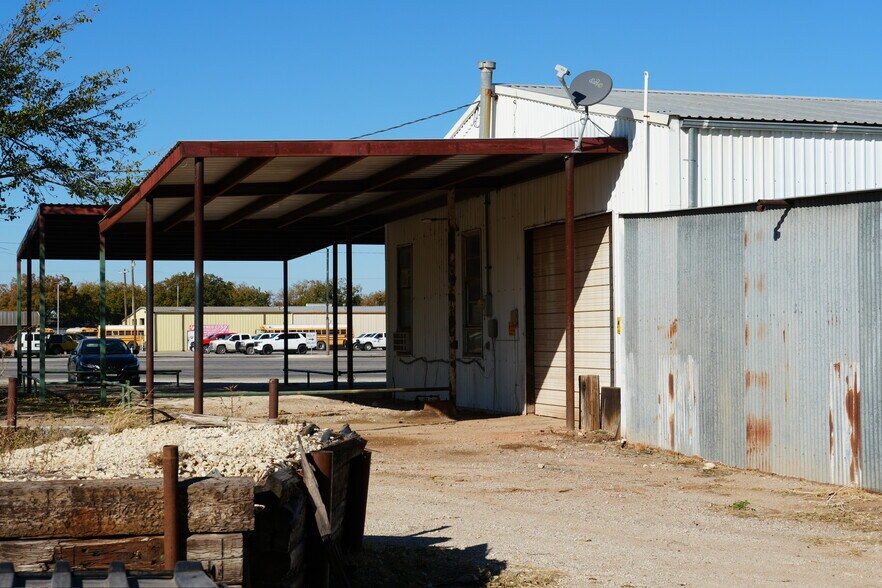 More Photos Of 835 Garza Ave, Tuscola Warehouse For Sale