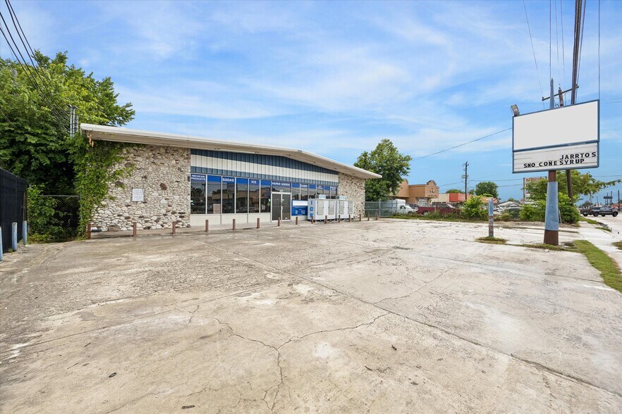 More Photos Of 7515 Long Point Rd, Houston Warehouse For Sale