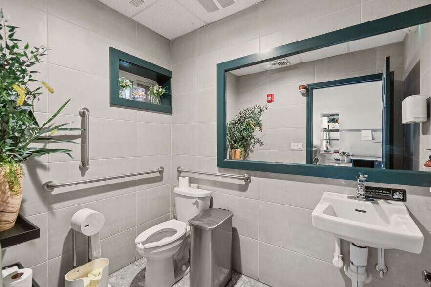 More Photos Of 300 Main St, Farmingdale General Retail For Lease