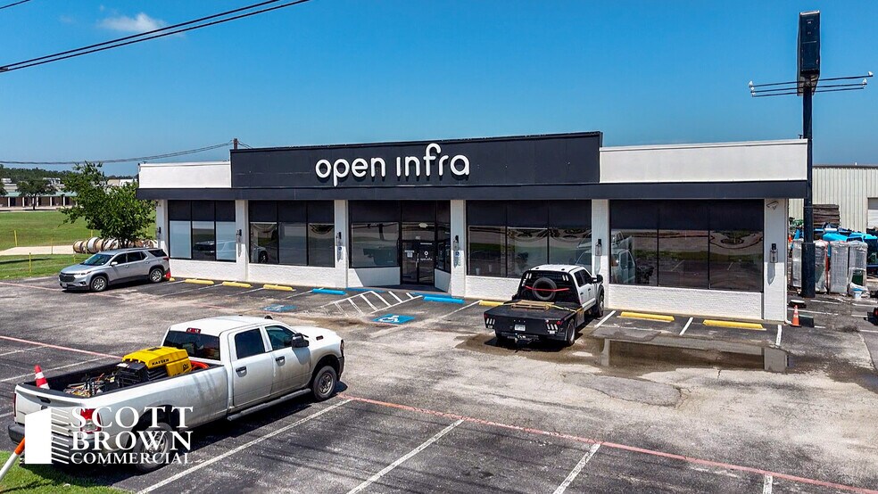 More Photos Of 520 N Loop 288, Denton Showroom For Lease
