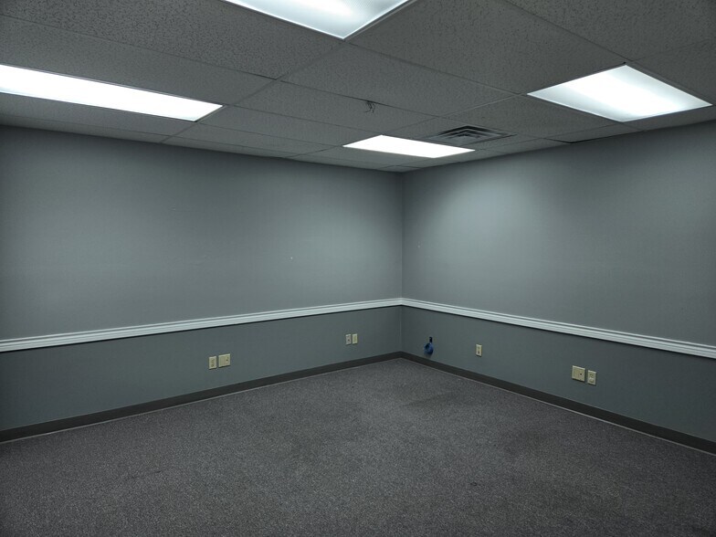 More Photos Of 1274 Volunteer Pky, Bristol Office For Lease