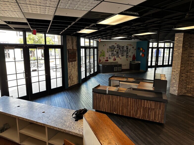 More Photos Of 45 Rincon Dr, Camarillo General Retail For Lease