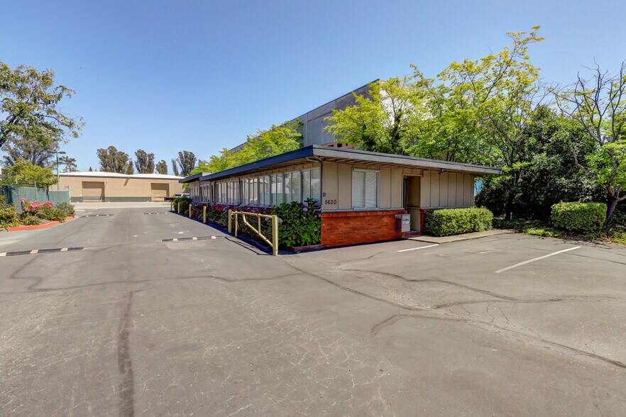 More Photos Of 210 Classic Ct, Rohnert Park Warehouse For Lease