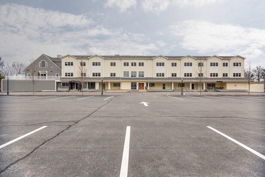 More Photos Of 29 Hudson Rd, Sudbury Unknown For Lease