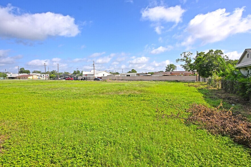 More Photos Of S 2162 S WW White Rd, San Antonio Restaurant For Sale