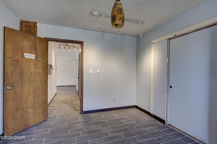 More Photos Of 1221 W 7th St, Joplin Freestanding For Sale