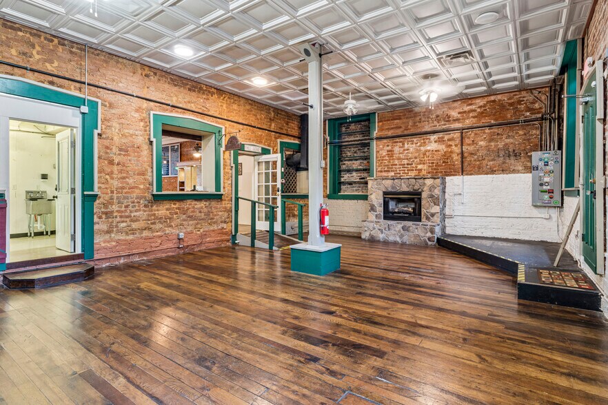 More Photos Of 107 E Main St, Jonesborough Storefront For Sale