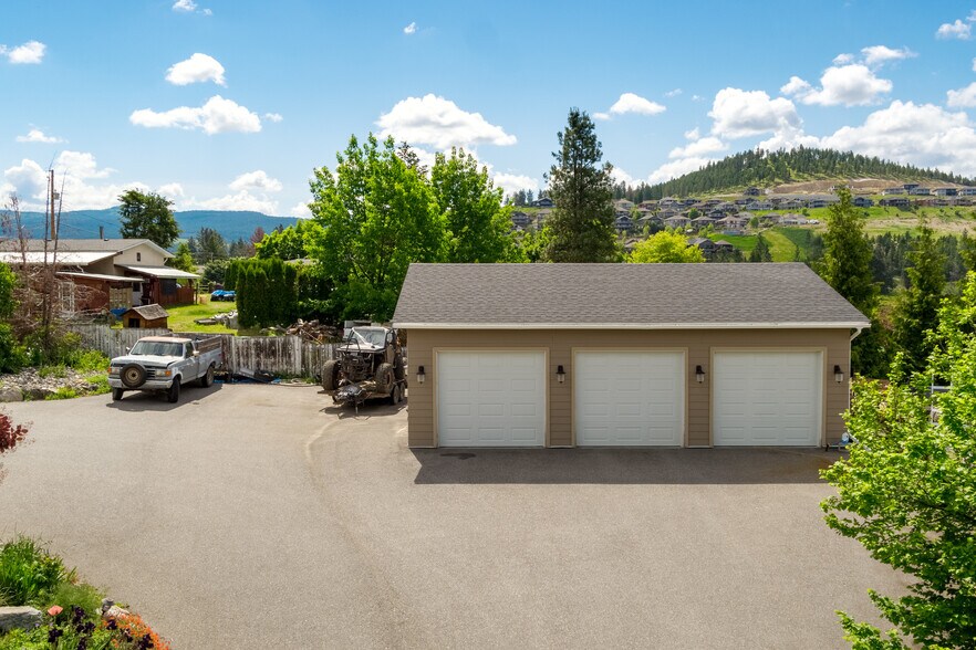 More Photos Of 1605 Garner Rd, Kelowna Specialty For Lease