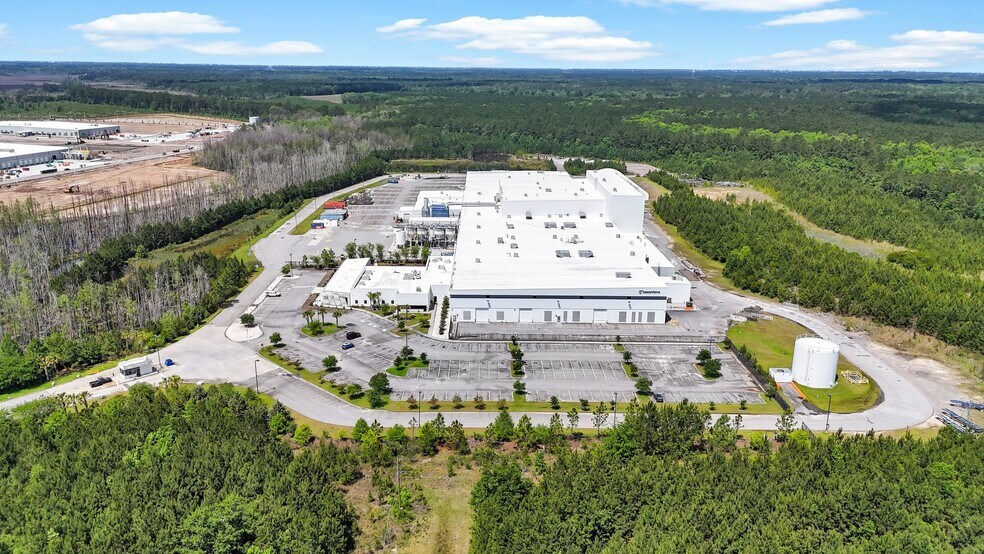 More Photos Of 1 Ceasarstone Dr, Richmond Hill Manufacturing For Sale