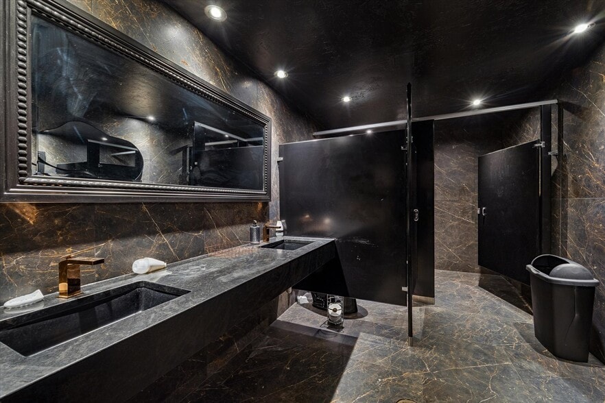 More Photos Of 110 Main St, Houston General Retail For Lease