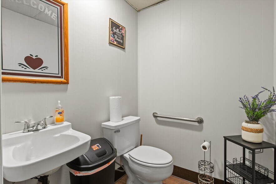 More Photos Of 304 W Jefferson St, Quincy Freestanding For Sale