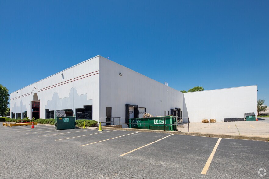 More Photos Of 115 Bi-County Blvd, Farmingdale Warehouse For Lease
