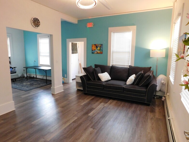 More Photos Of 52 Cedar Swamp Rd, Glen Cove Storefront Retail Residential For Lease