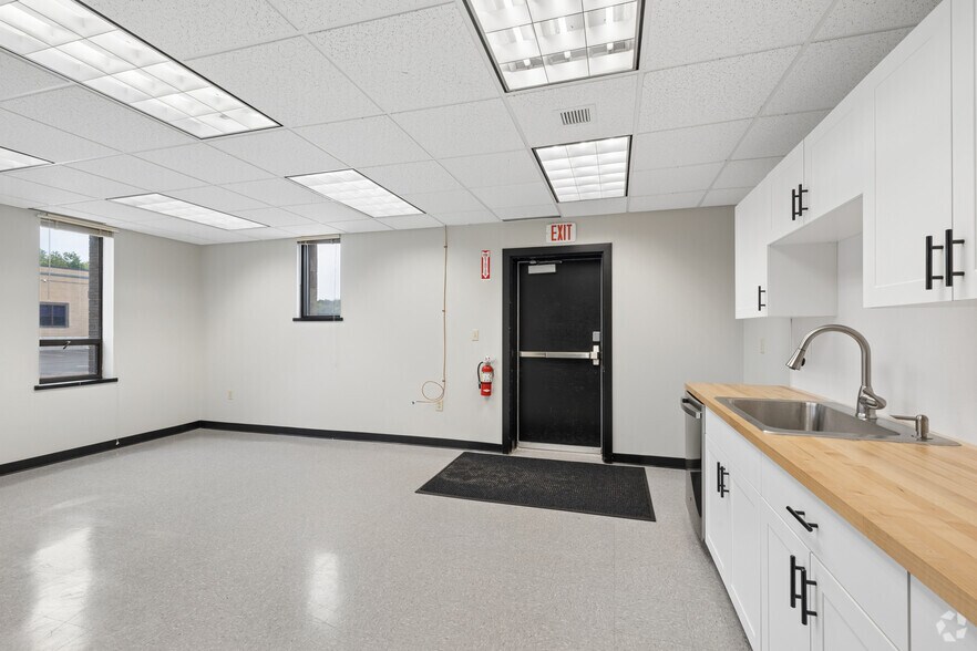 More Photos Of 58 Concord St, North Reading Office For Lease