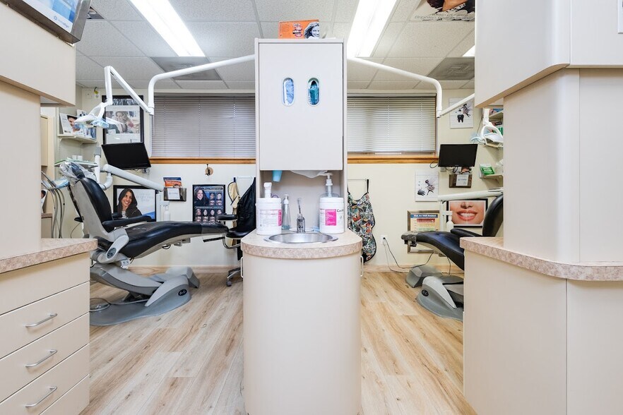 More Photos Of 4400 MacArthur Blvd NW, Washington Office For Sale