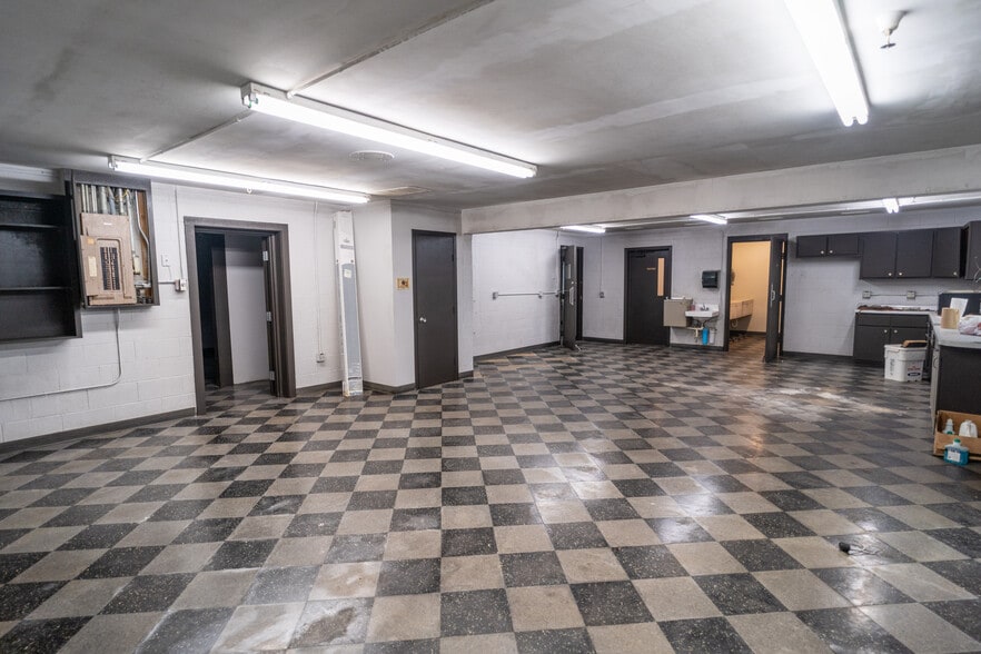 More Photos Of 1304 Valleyhigh Dr NW, Rochester Showroom For Sale