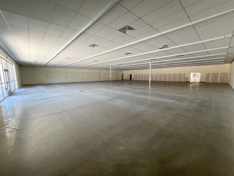 More Photos Of 309 E 9th St, Peabody Storefront For Lease