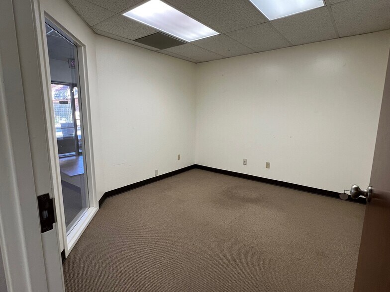 More Photos Of 4415-4417 71st St, Lubbock Office For Sale