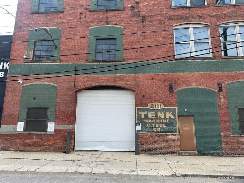 More Photos Of 2111 Center St, Cleveland Freestanding For Lease