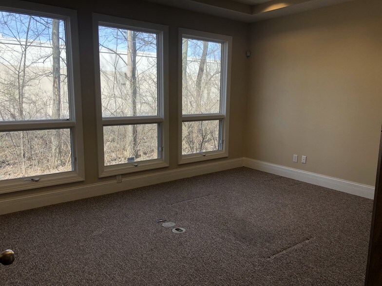 More Photos Of 1528 E Greyhound Pass, Carmel Office For Lease