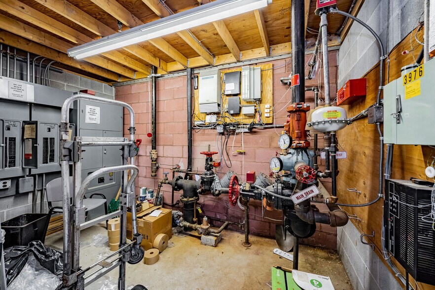 More Photos Of 1094 Suffield St, Agawam Light Manufacturing For Sale