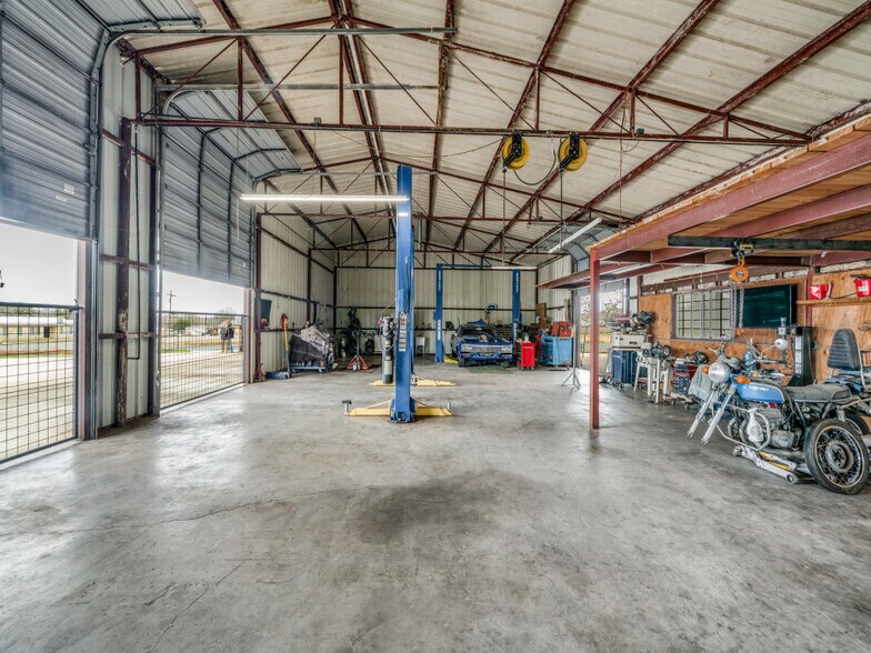 More Photos Of 601 S Storts St, Poth Industrial For Sale