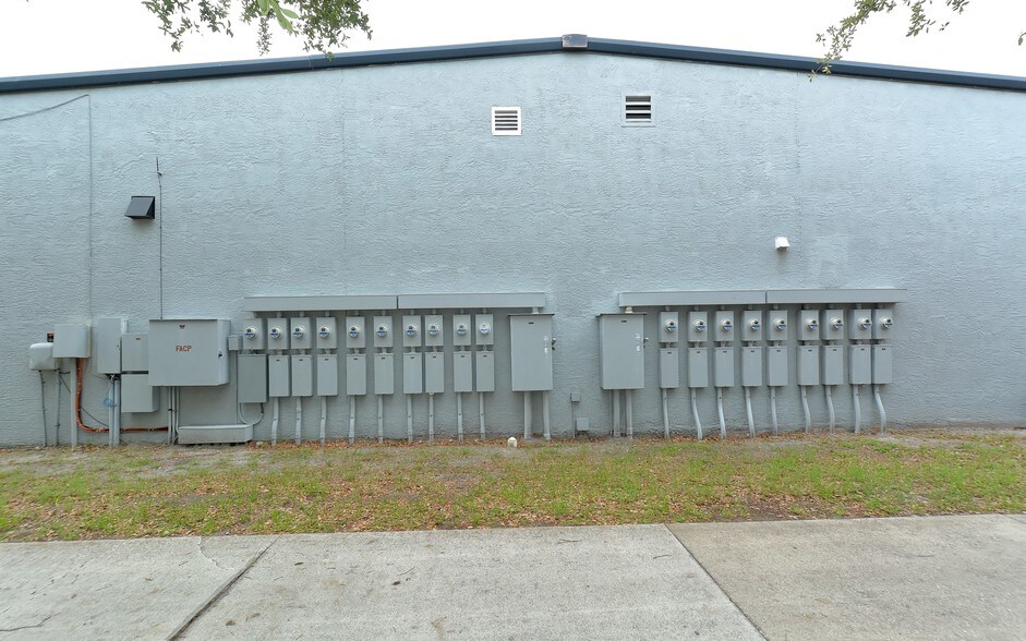 More Photos Of 2341 Porter Lake Dr, Sarasota Warehouse For Lease