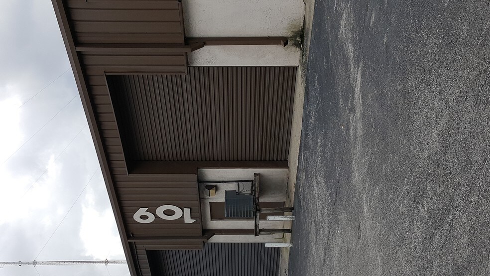 More Photos Of 109-111 Dunbar Ave, Oldsmar Warehouse For Lease