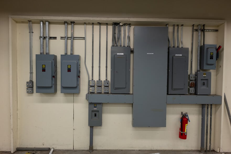 More Photos Of 970 NE 21st Ct, Oak Harbor Manufacturing For Lease