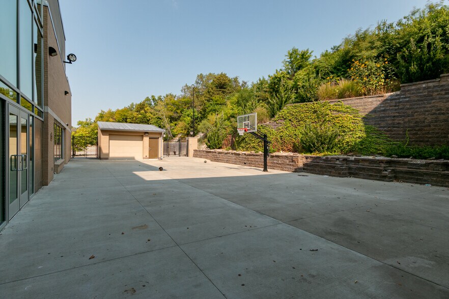 More Photos Of 1632 McCain Ln, Manhattan Sorority Fraternity House For Sale