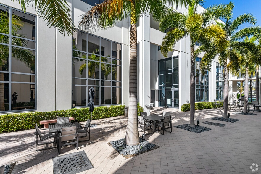 More Photos Of 3520 Kraft Rd, Naples Office For Lease