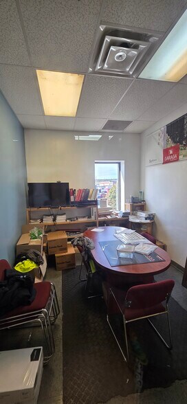 More Photos Of 4 Thomas Dr, Westbrook Showroom For Lease