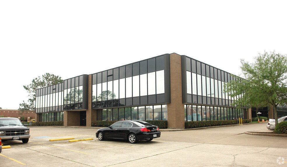 More Photos Of 16850 Saturn Ln, Houston Office For Lease