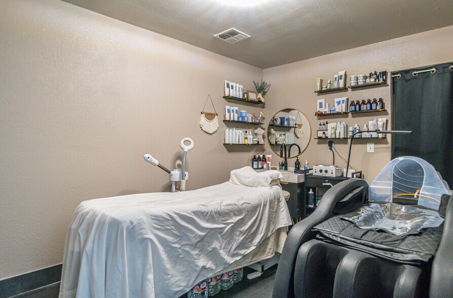 More Photos Of , Redmond General Retail For Sale