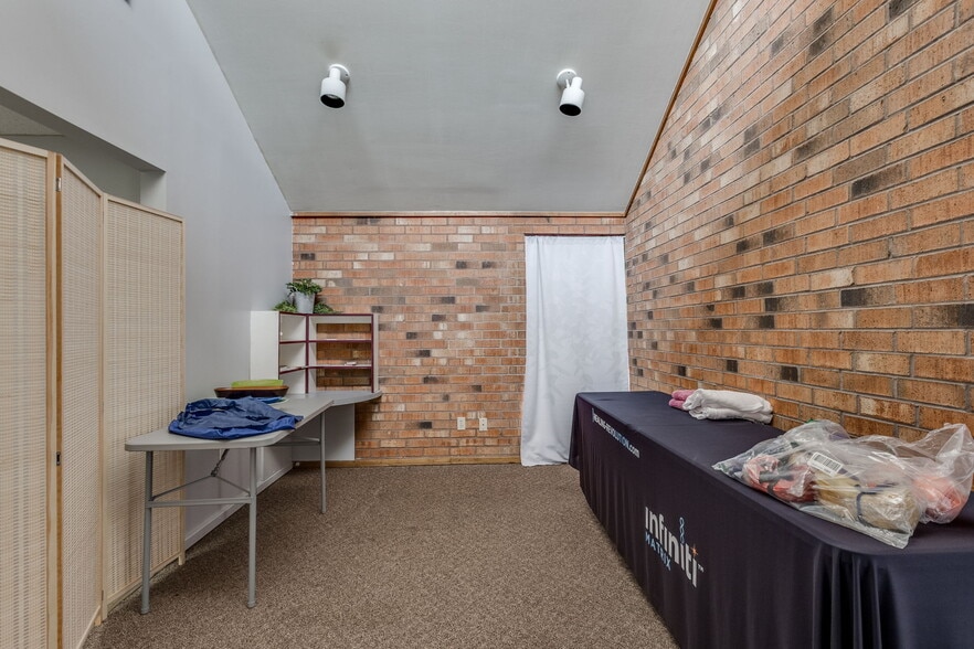 More Photos Of 20 E Dunloup Rd, Shawnee Medical For Sale