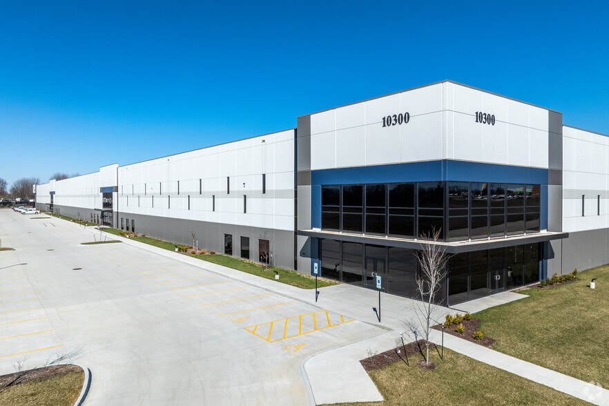 More Photos Of 10300 Northpark Dr, Urbandale Distribution For Lease