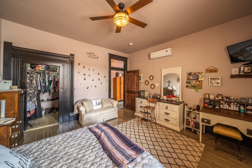 More Photos Of 75 N Waco St, Hillsboro General Retail For Lease