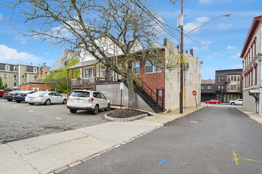 More Photos Of 170-172 Spring St, Newton Office For Sale