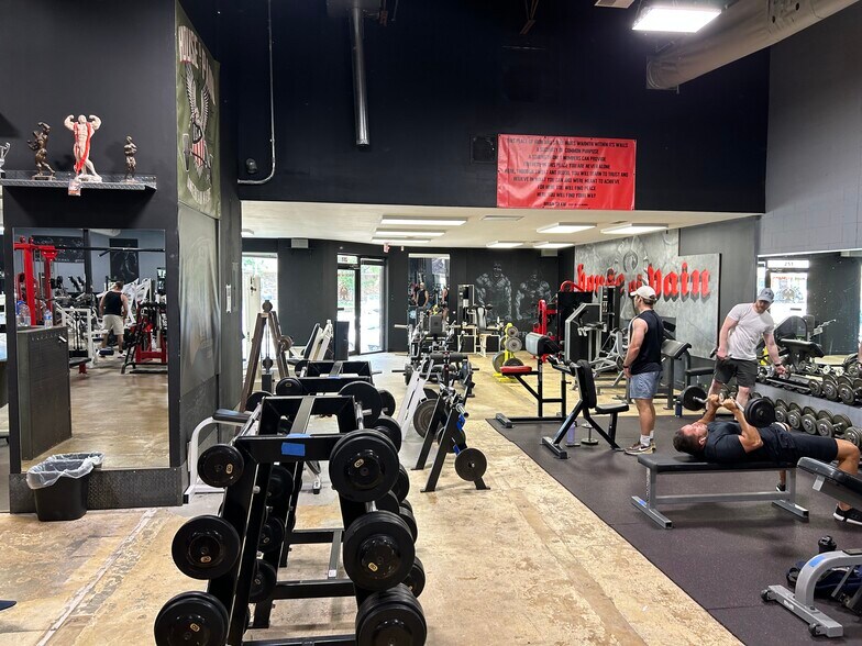 More Photos Of 251-253 Chesterfield Industrial Blvd, Chesterfield Warehouse For Sale