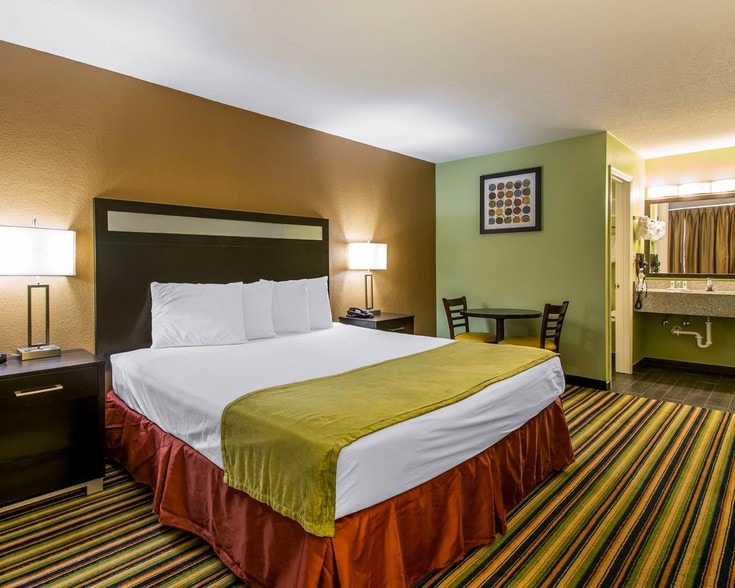 More Photos Of 44199 Highway 27 N, Davenport Hotel For Sale