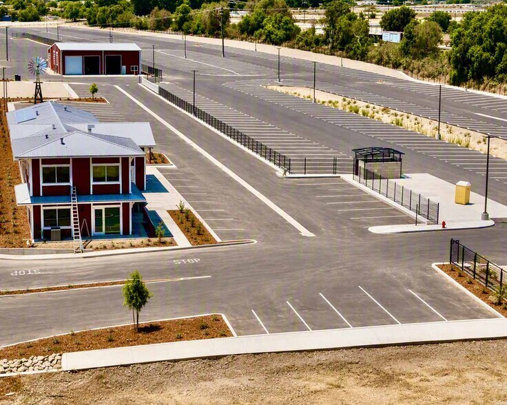 More Photos Of 35-39 E Telegraph Rd, Fillmore Freestanding For Lease