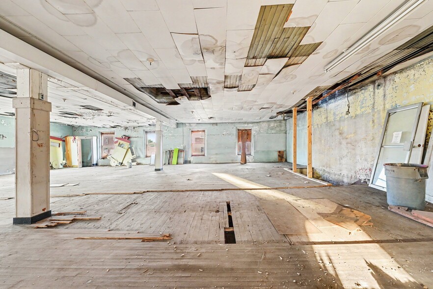 More Photos Of 100 S Market St, Madison Restaurant For Sale