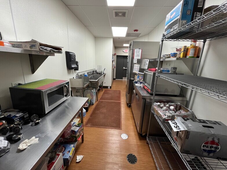 More Photos Of 2306-2332 Hassell Rd, Hoffman Estates General Retail For Sale