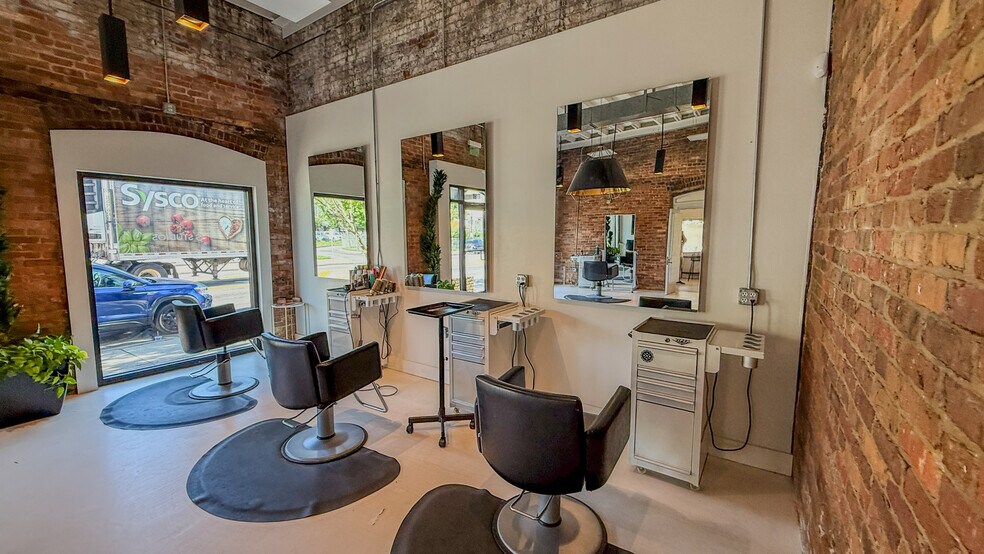 More Photos Of 7-15 W Main Street, Pensacola General Retail For Sale