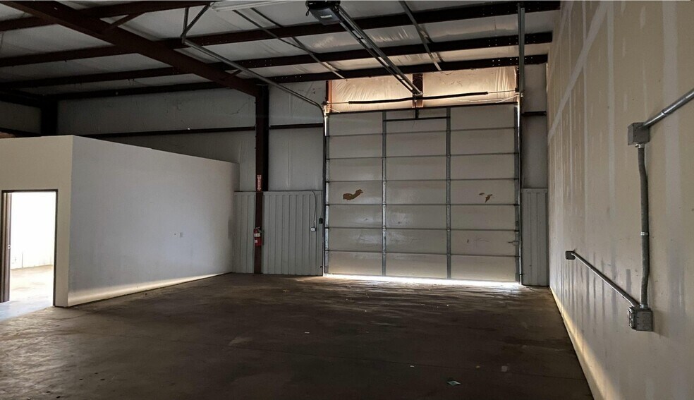 More Photos Of 3531-3547 MacDonnell Ave, Norman Warehouse For Lease