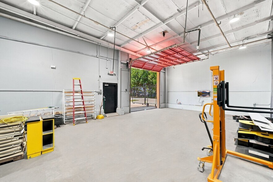 More Photos Of 5811 Lyons Ave, Houston Freestanding For Lease