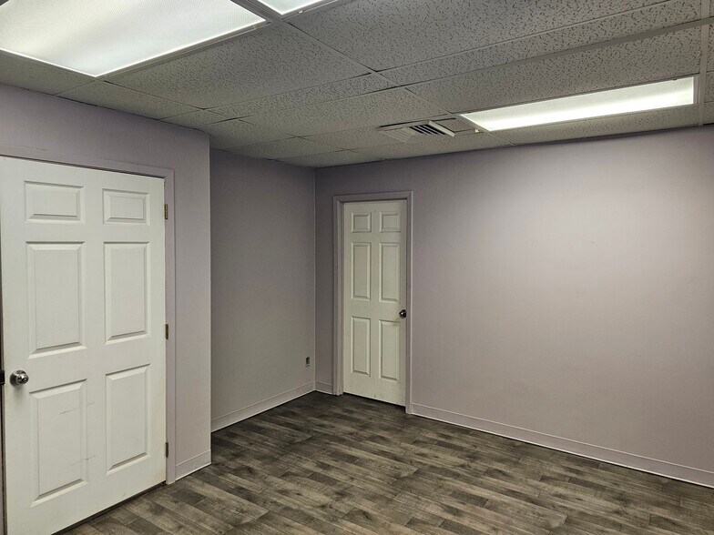 More Photos Of 103 S Fannin Ave, Cameron Office For Lease