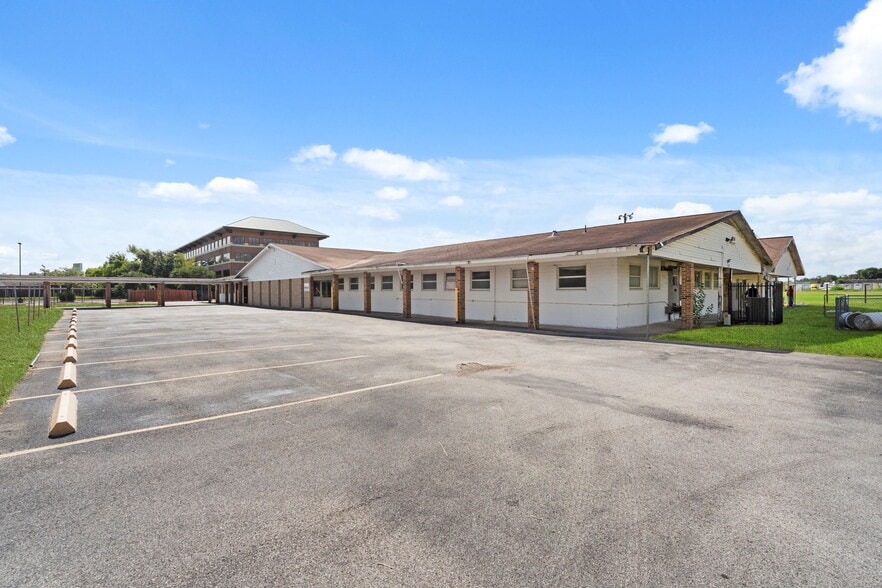 More Photos Of 513 W Rittenhouse Rd, Houston Religious Facility For Sale
