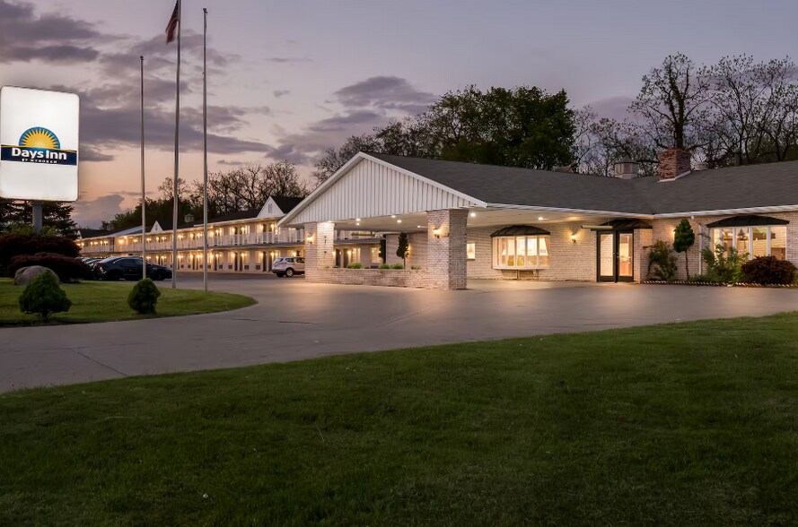 Primary Photo Of 9897 Main St, Whitmore Lake Hotel For Sale